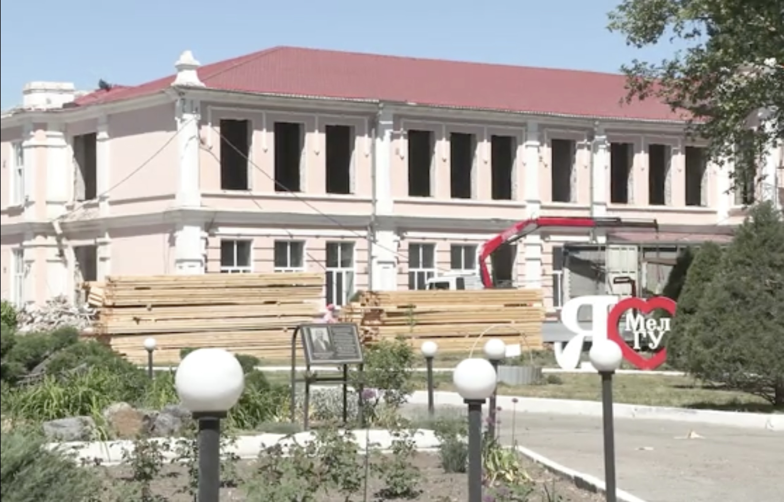 Великий дерибан: у Мелітополі рашисти влаштували показовий ремонт псевдо-університету 3